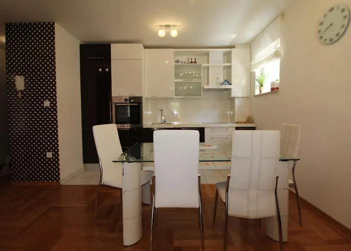 Macadamia With Garage Parking Split